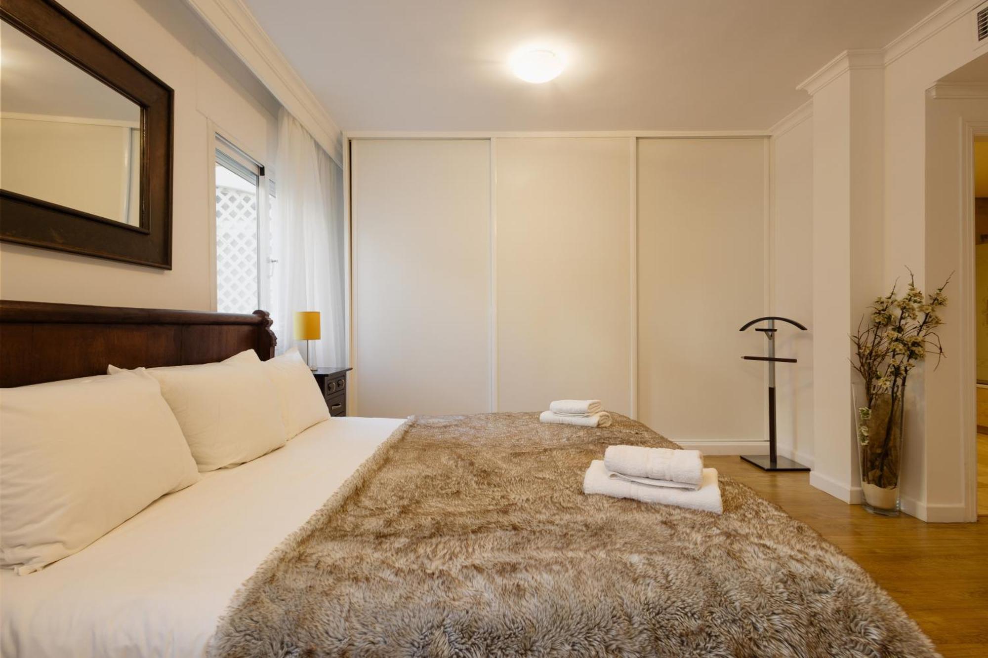 Ground Floor Holiday Apartment With Terrace And Pool In Puerto Banus, Marbella