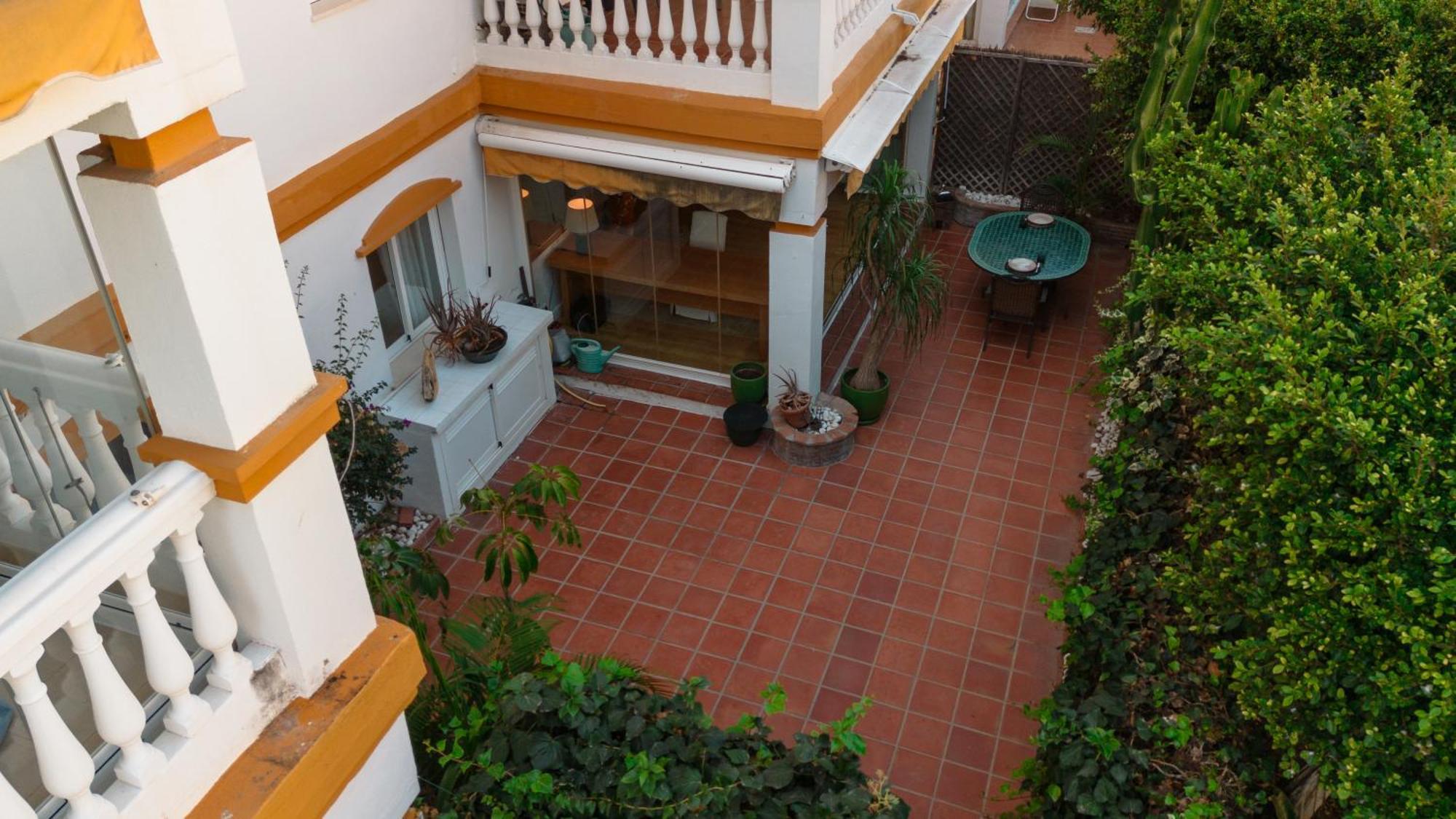 Ground Floor Holiday Apartment With Terrace And Pool In Puerto Banus, Marbella Apartamento *