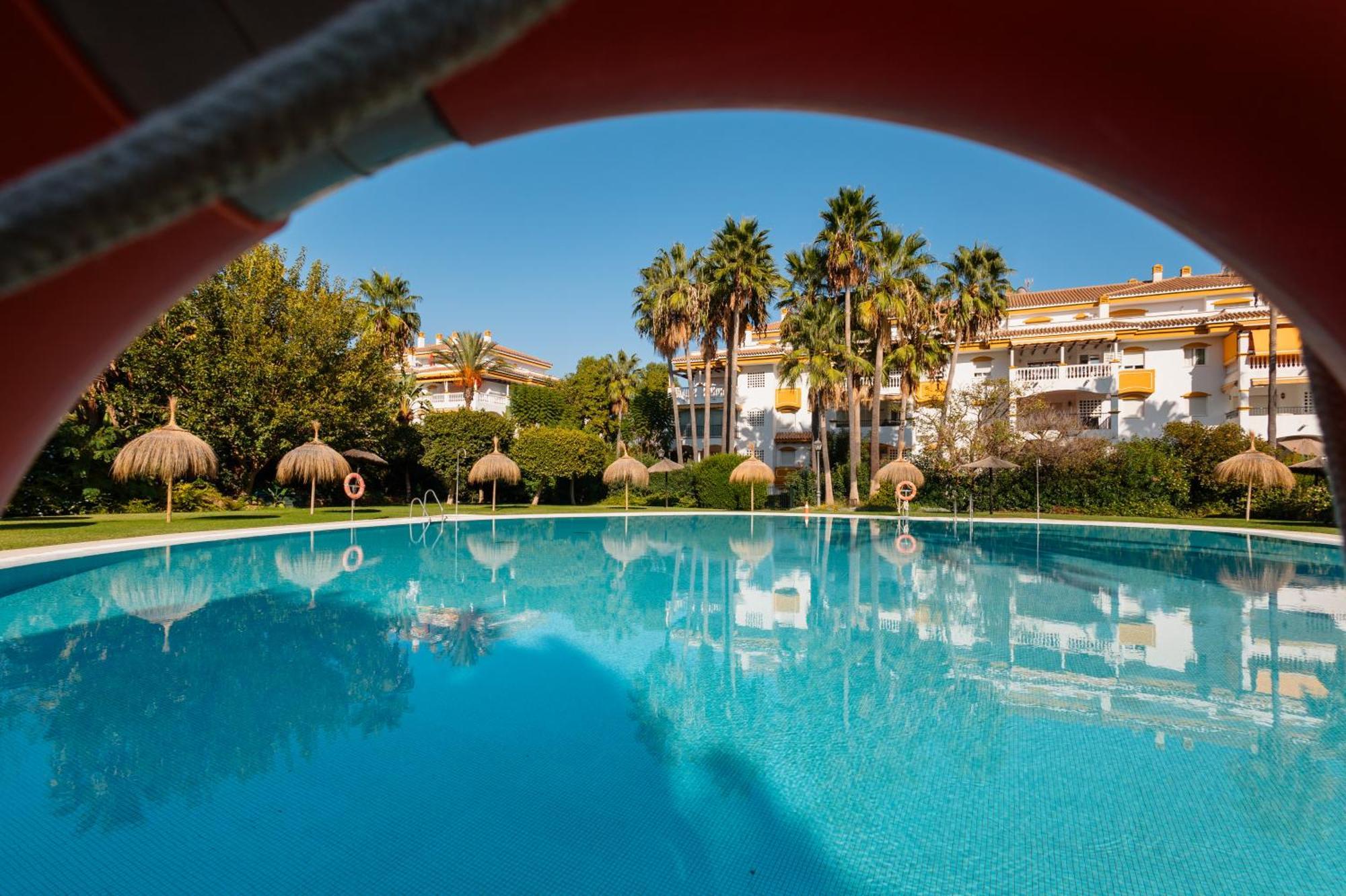 Ground Floor Holiday Apartment With Terrace And Pool In Puerto Banus, Marbella Apartamento *