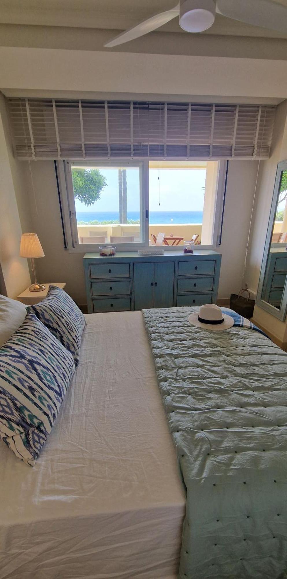 Apartment Beachfront Neptuno I, Complex,views,pool,garden, Elviria *