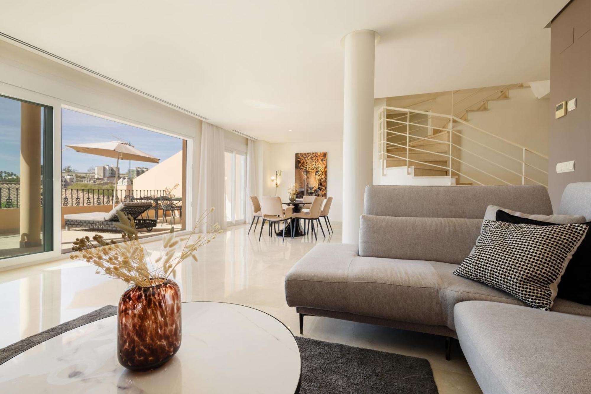 Penthouse With Sea Views In Nueva Andalucia *
