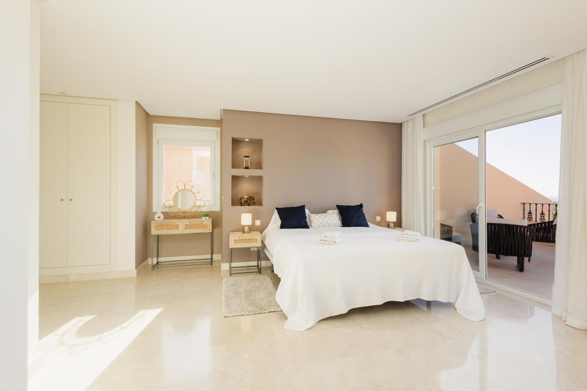Penthouse With Sea Views In Nueva Andalucia Marbella