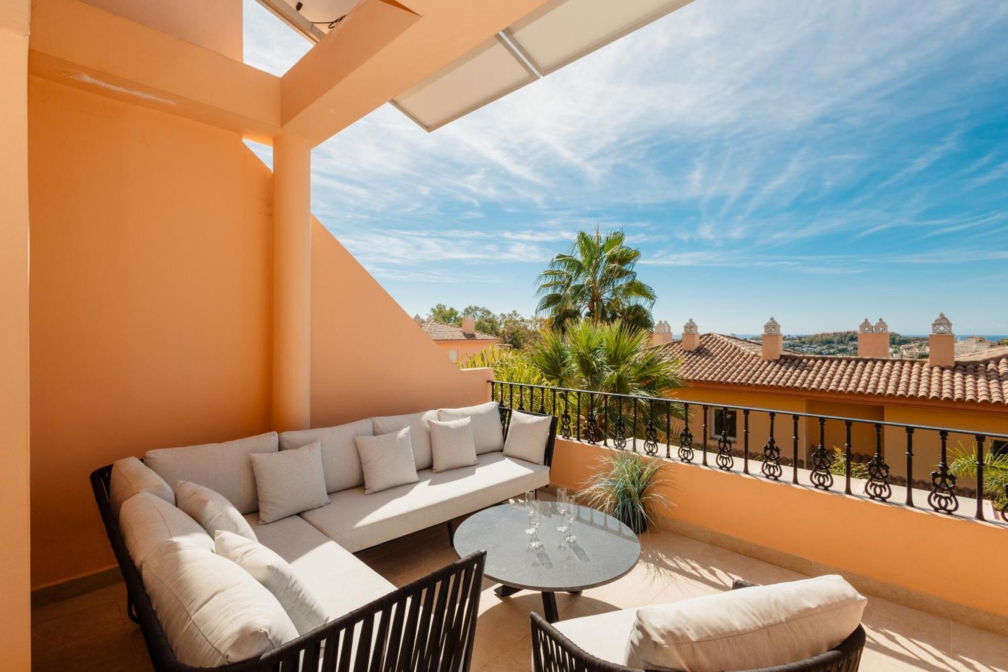 Penthouse With Sea Views In Nueva Andalucia