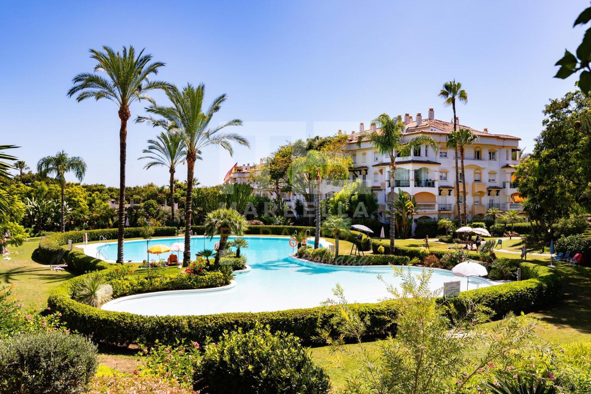 Amplio Planta Jardin Nagueles Marbella