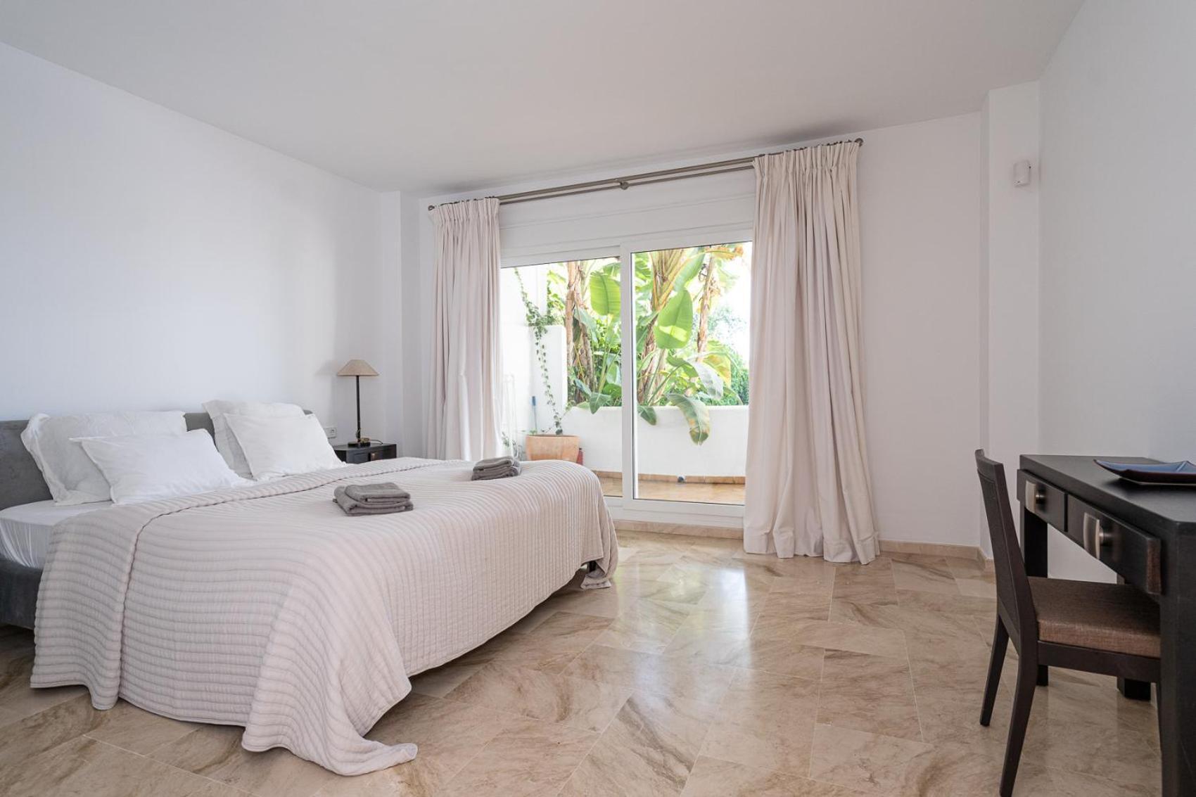 Front-line Garden In Palm Beach, Apartment Marbella