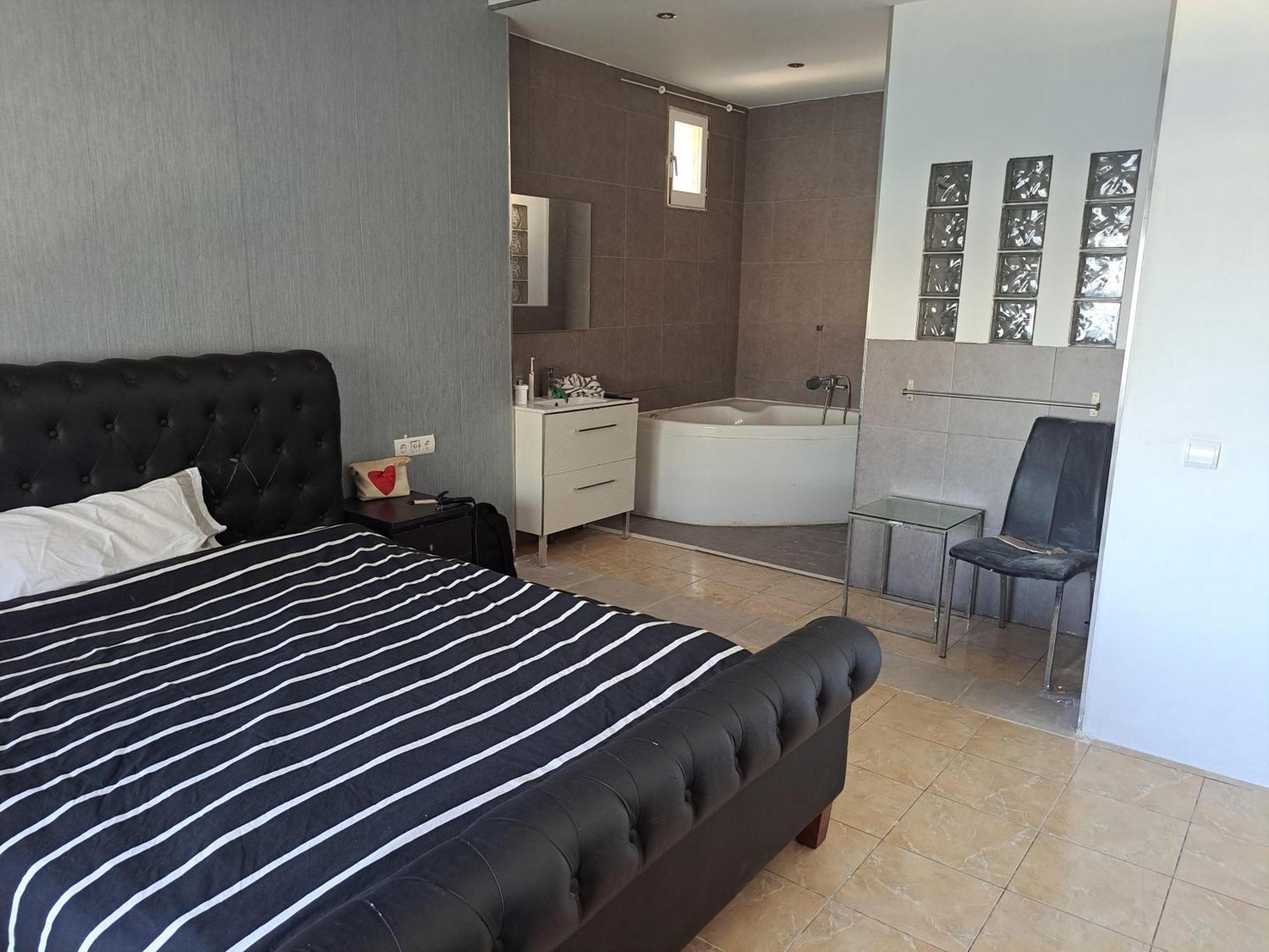 Homestay Private In Huge Penthouse 1st Line Puerto Banus, Incredible Views, Jacuzzis Marbella