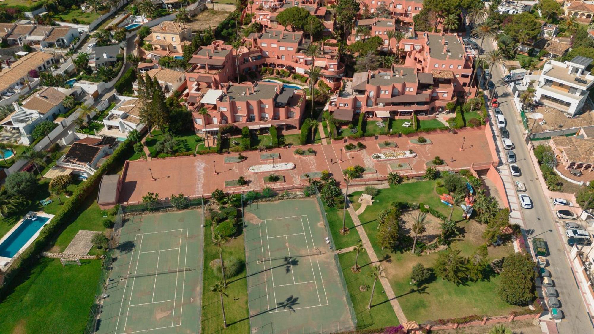 Apartment 1st Line Complex Marbella