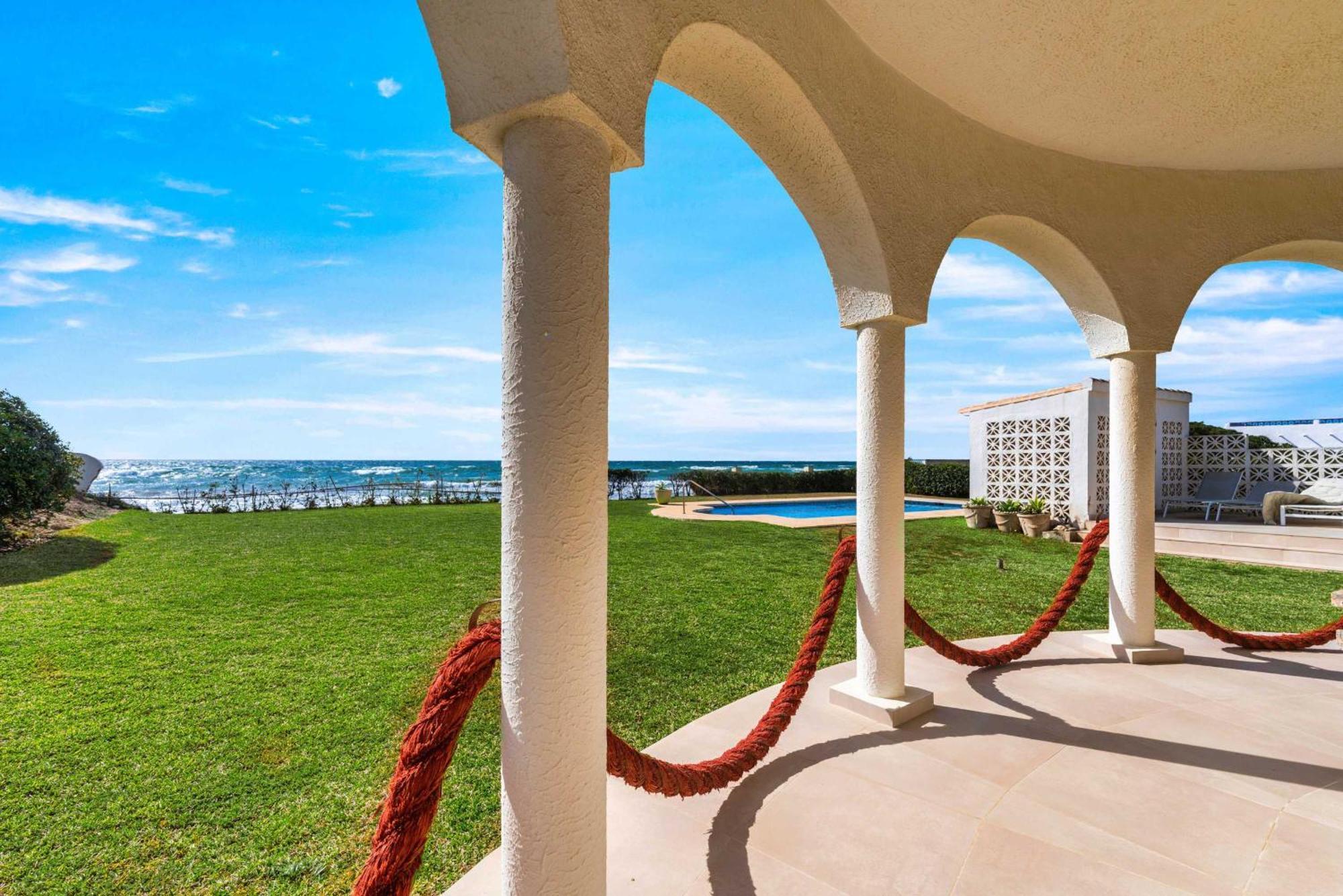 1100 Beachfront First Line Villa
