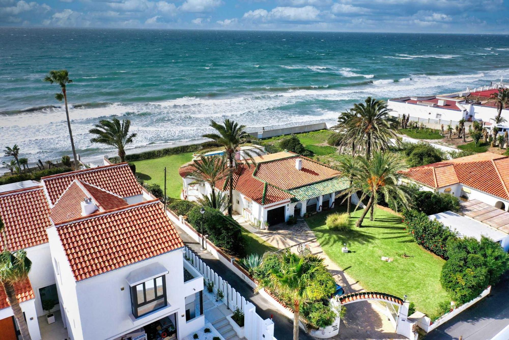 1100 Beachfront First Line *