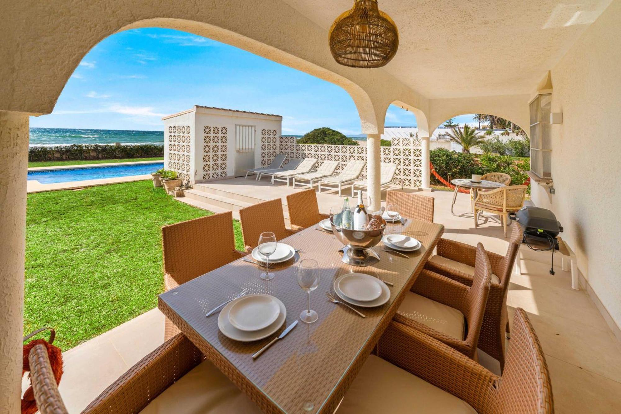 1100 Beachfront First Line