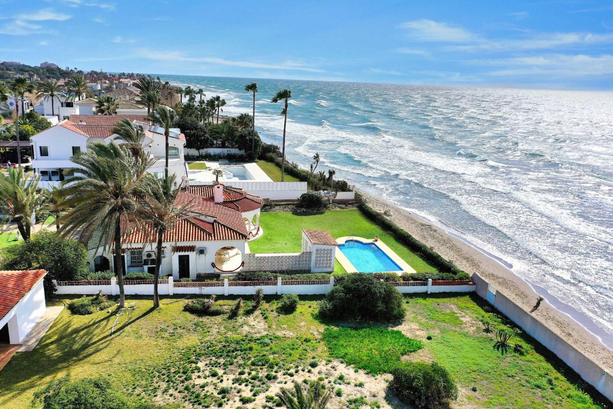 1100 Beachfront First Line Villa *