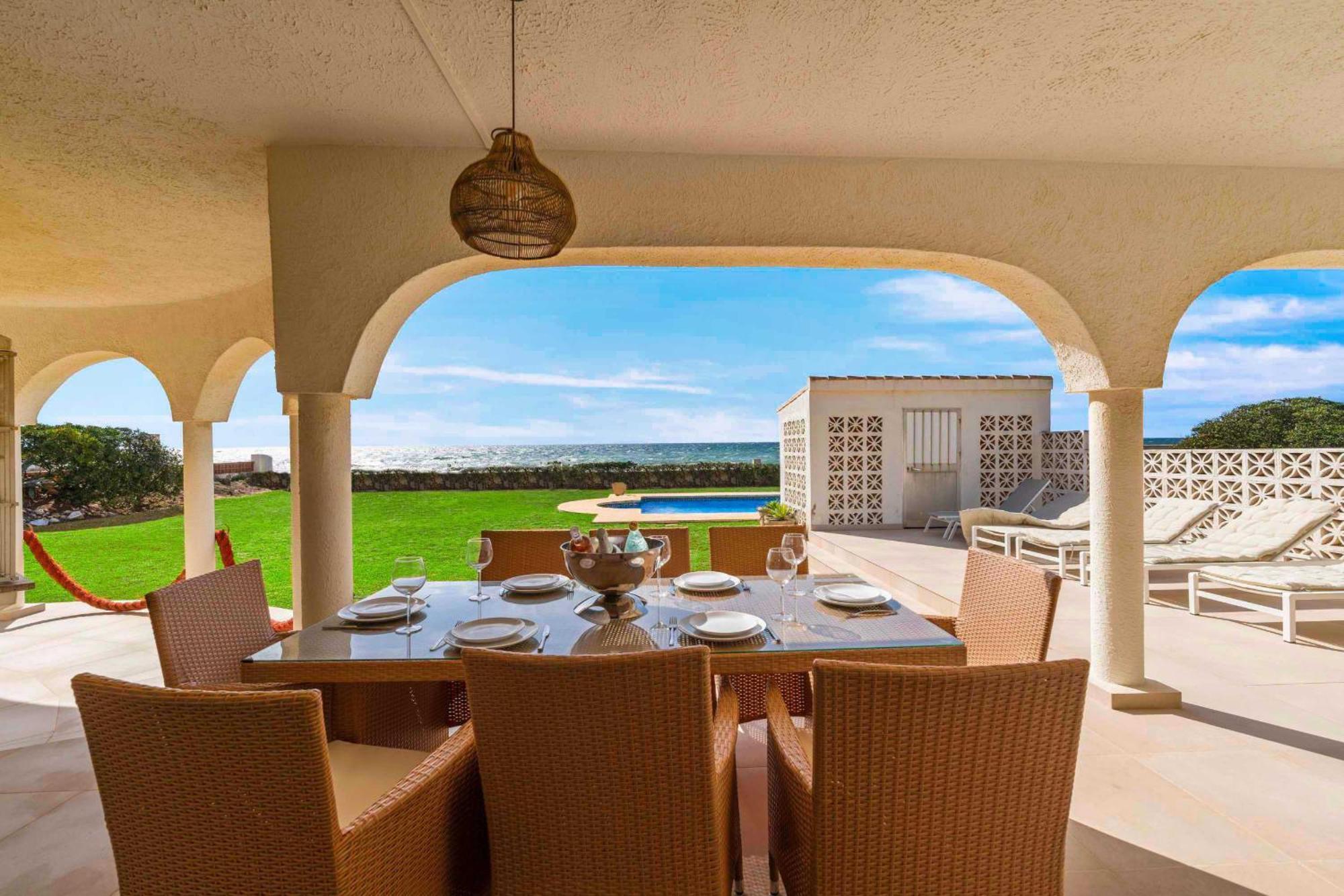 1100 Beachfront First Line Villa *