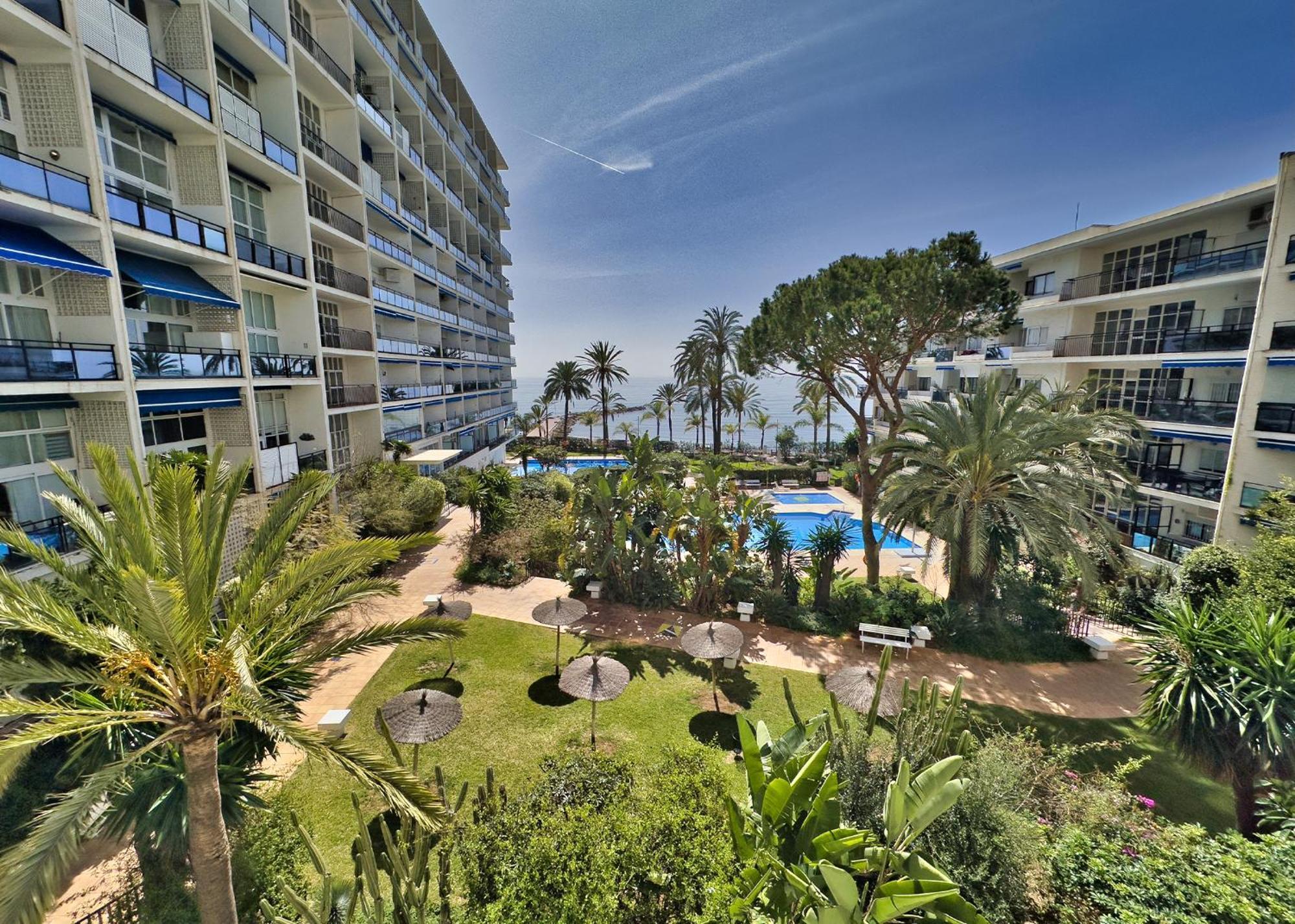 Skol 335. Fantastic Beachfront Facing South. Apartment Marbella
