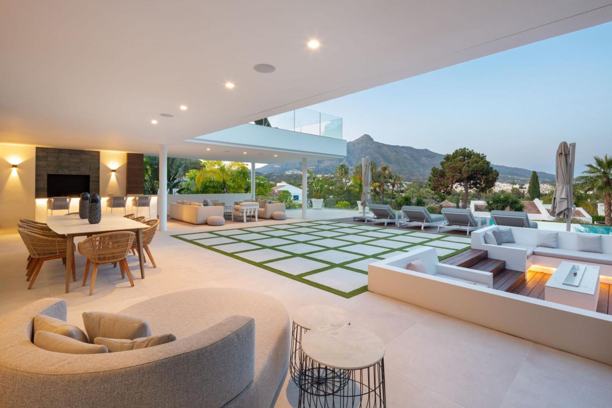 Villa Vacation I Almost Heaven, New Built Villa, Rooftop Jacuzzi, Infinity Heated Pool *
