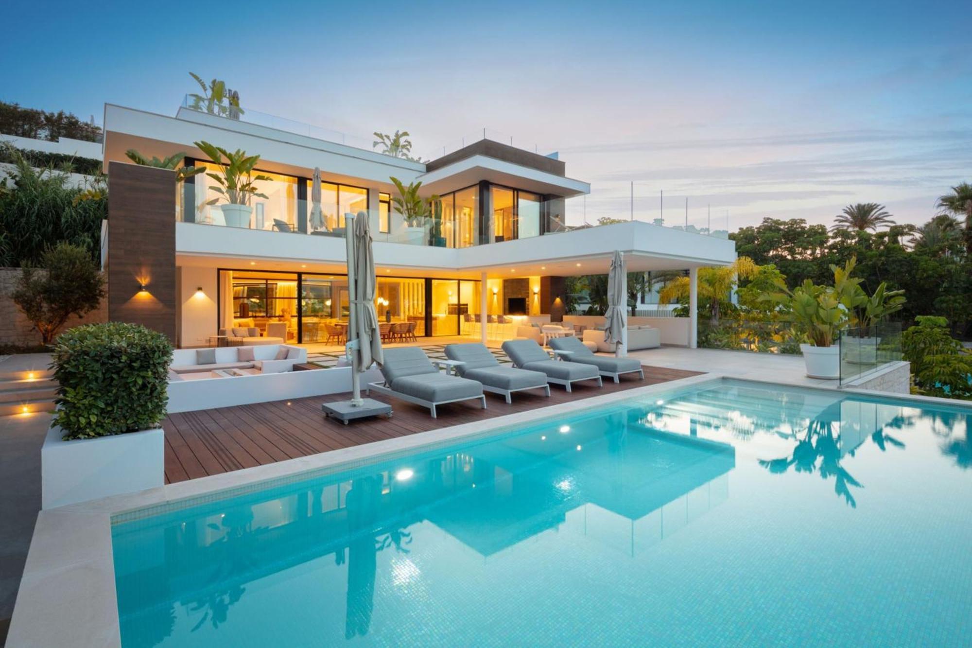 Vacation I Almost Heaven, New Built Villa, Rooftop Jacuzzi, Infinity Heated Pool