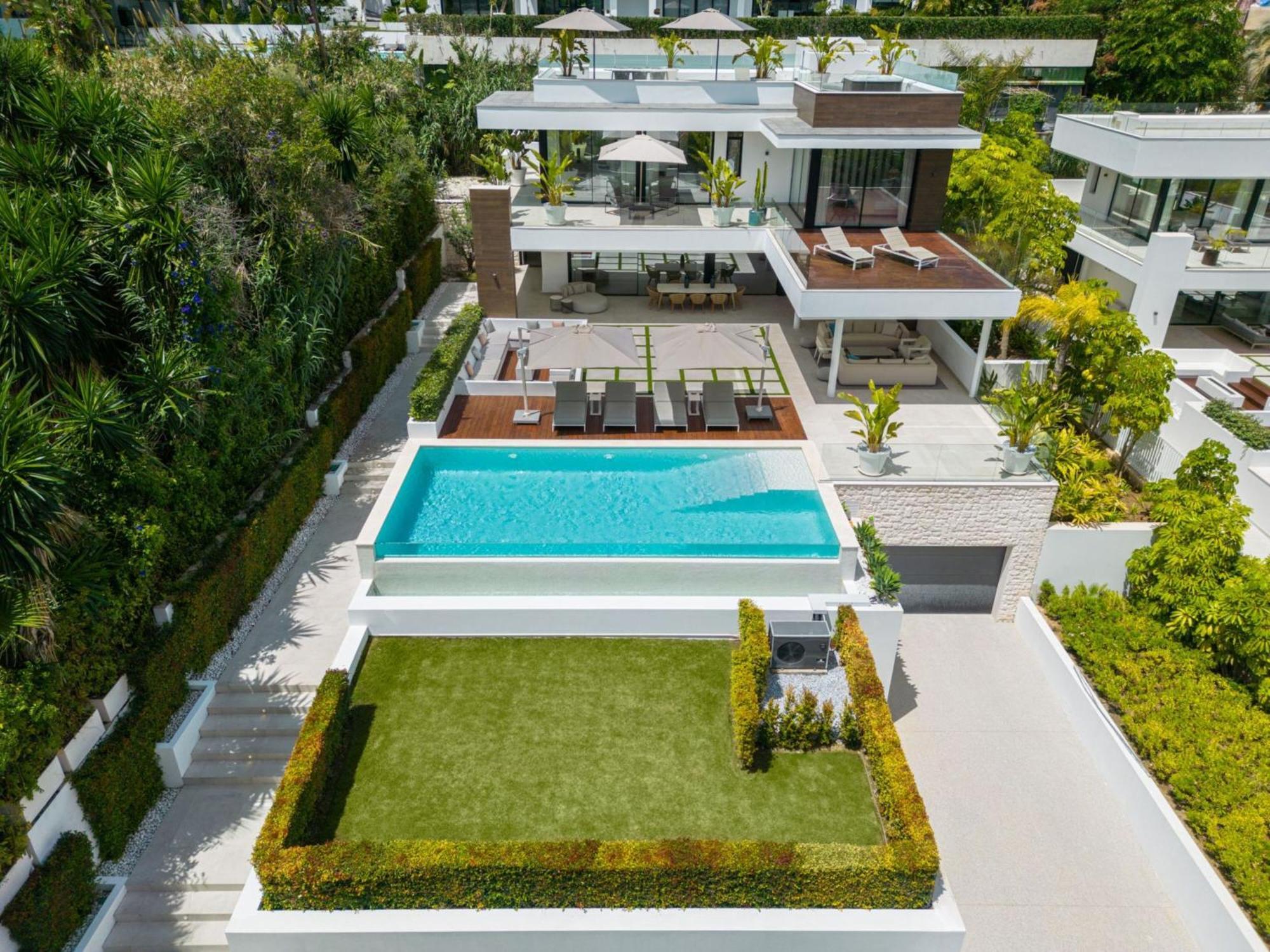 Vacation I Almost Heaven, New Built Villa, Rooftop Jacuzzi, Infinity Heated Pool Marbella