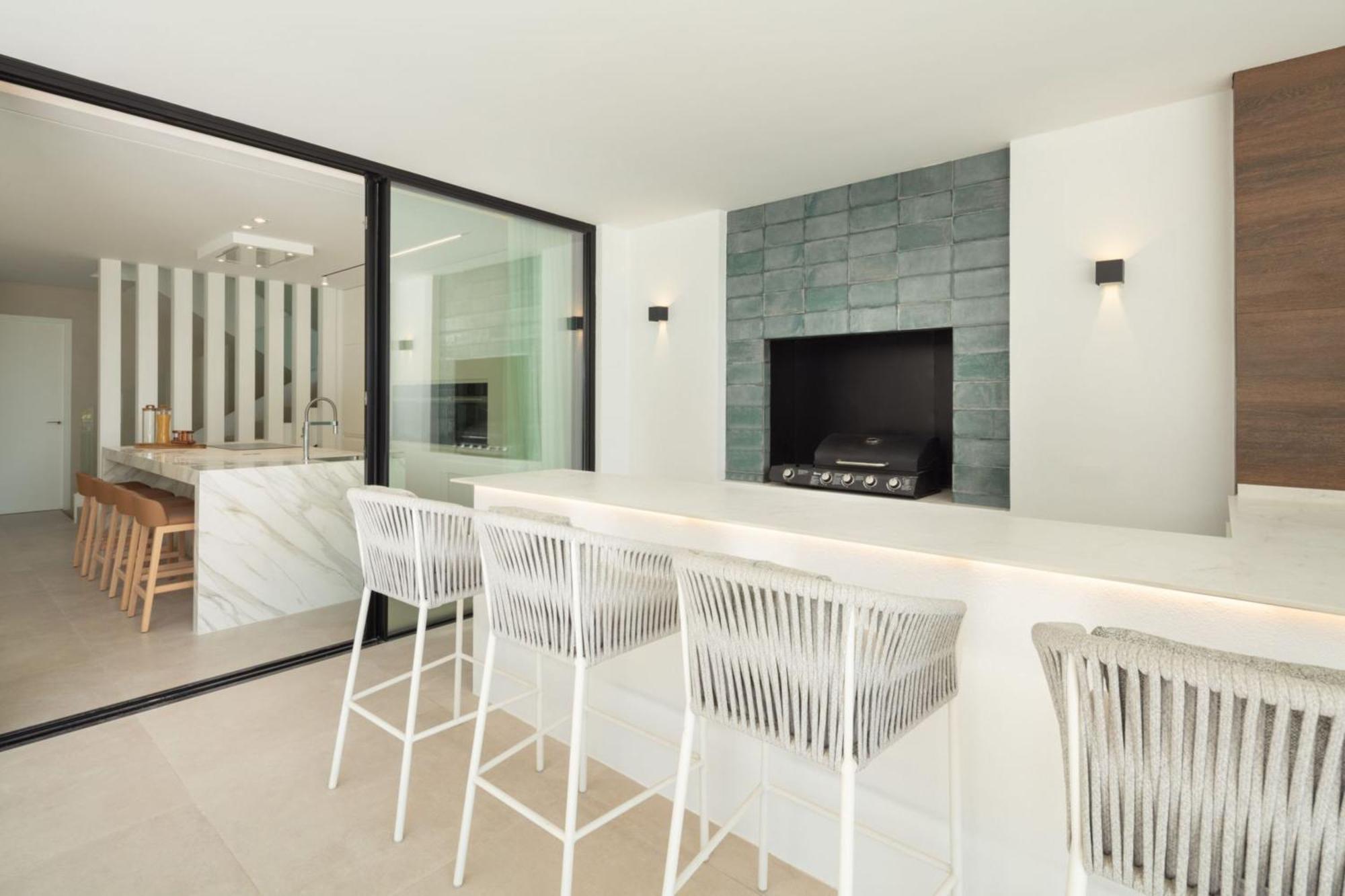 Vacation I Almost Heaven, New Built Villa, Rooftop Jacuzzi, Infinity Heated Pool * Marbella
