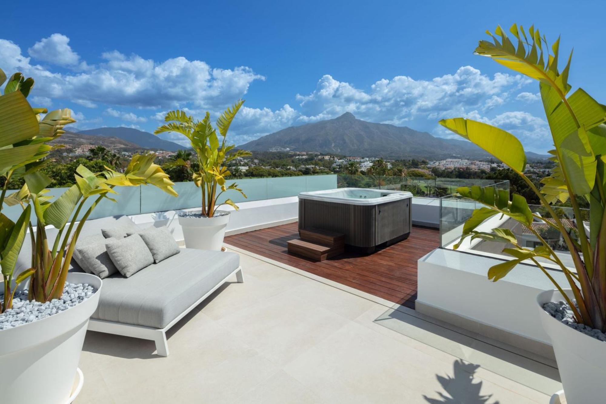 Vacation I Almost Heaven, New Built Villa, Rooftop Jacuzzi, Infinity Heated Pool * Marbella