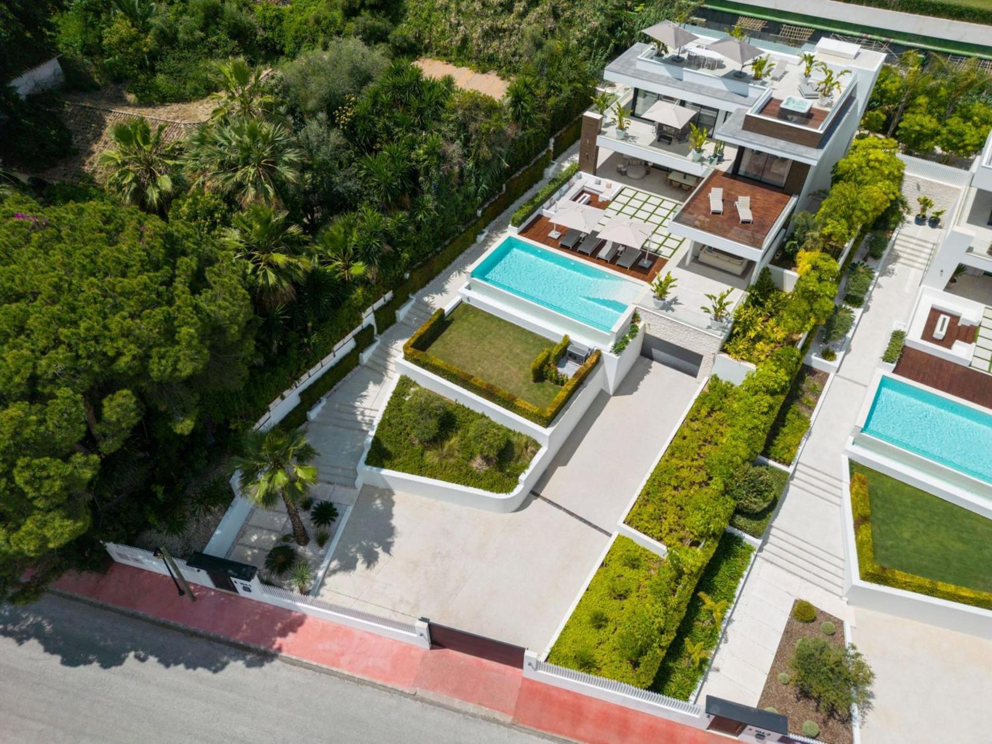 Vacation I Almost Heaven, New Built Villa, Rooftop Jacuzzi, Infinity Heated Pool Marbella