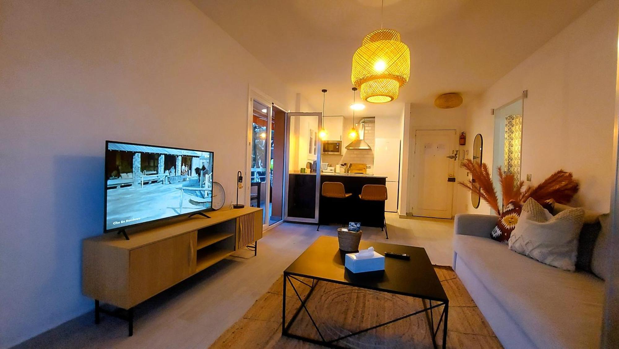 Cozy 2-bed 2-bathroom In Town Centre Apartment *