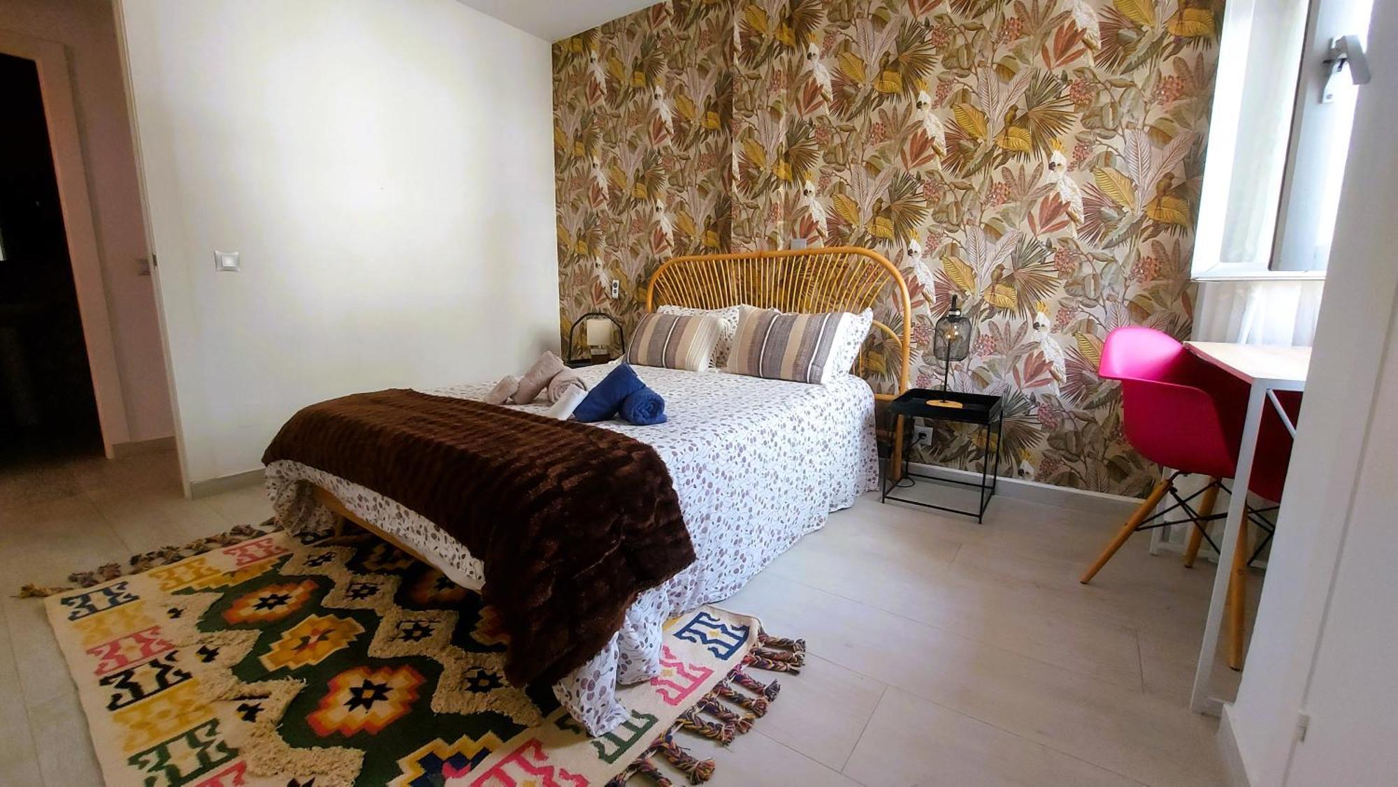 Cozy 2-bed 2-bathroom In Town Centre *