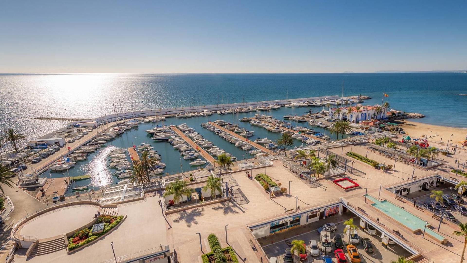 Seafront In With Pool And Garage Apartment *