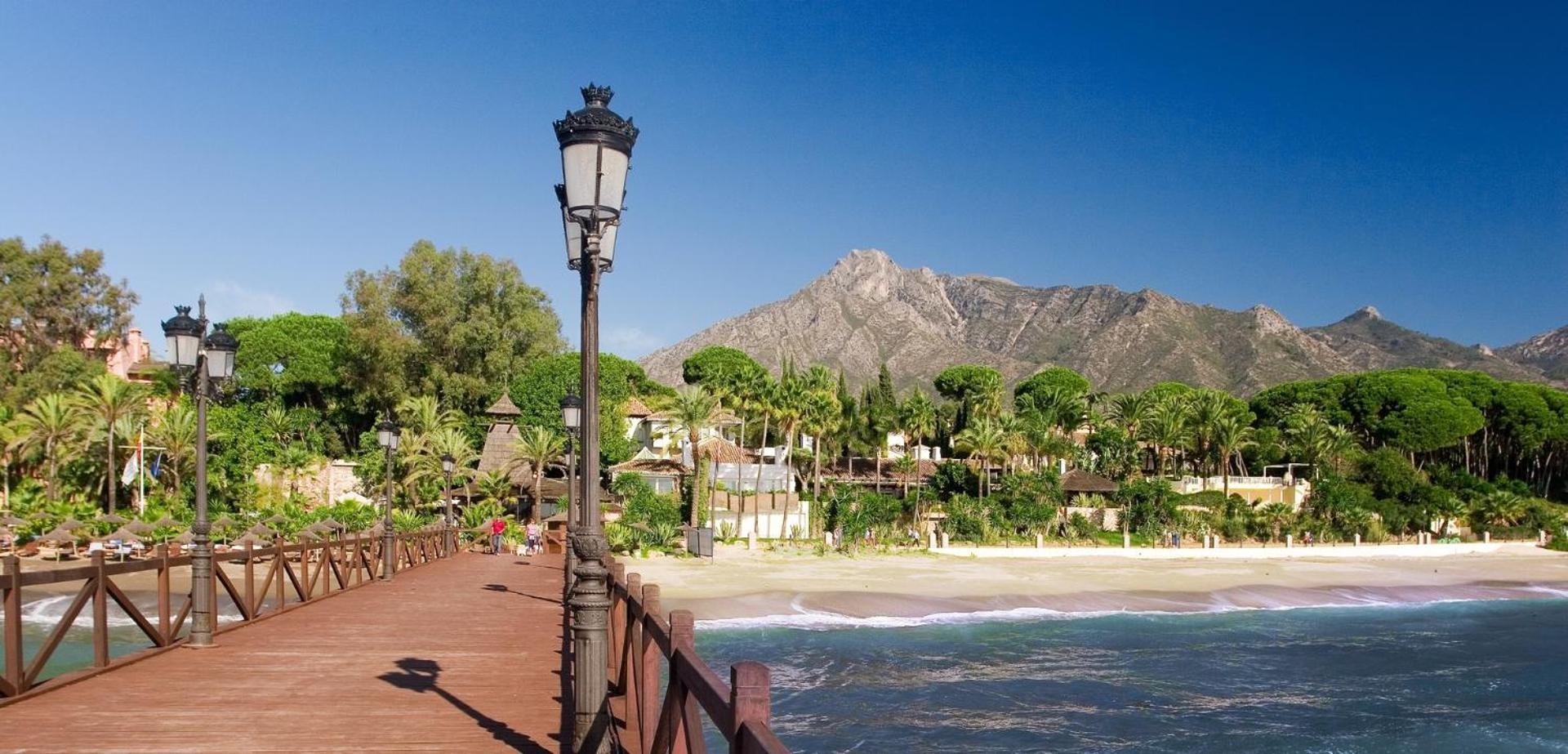 Apartment Seafront In With Pool And Garage *