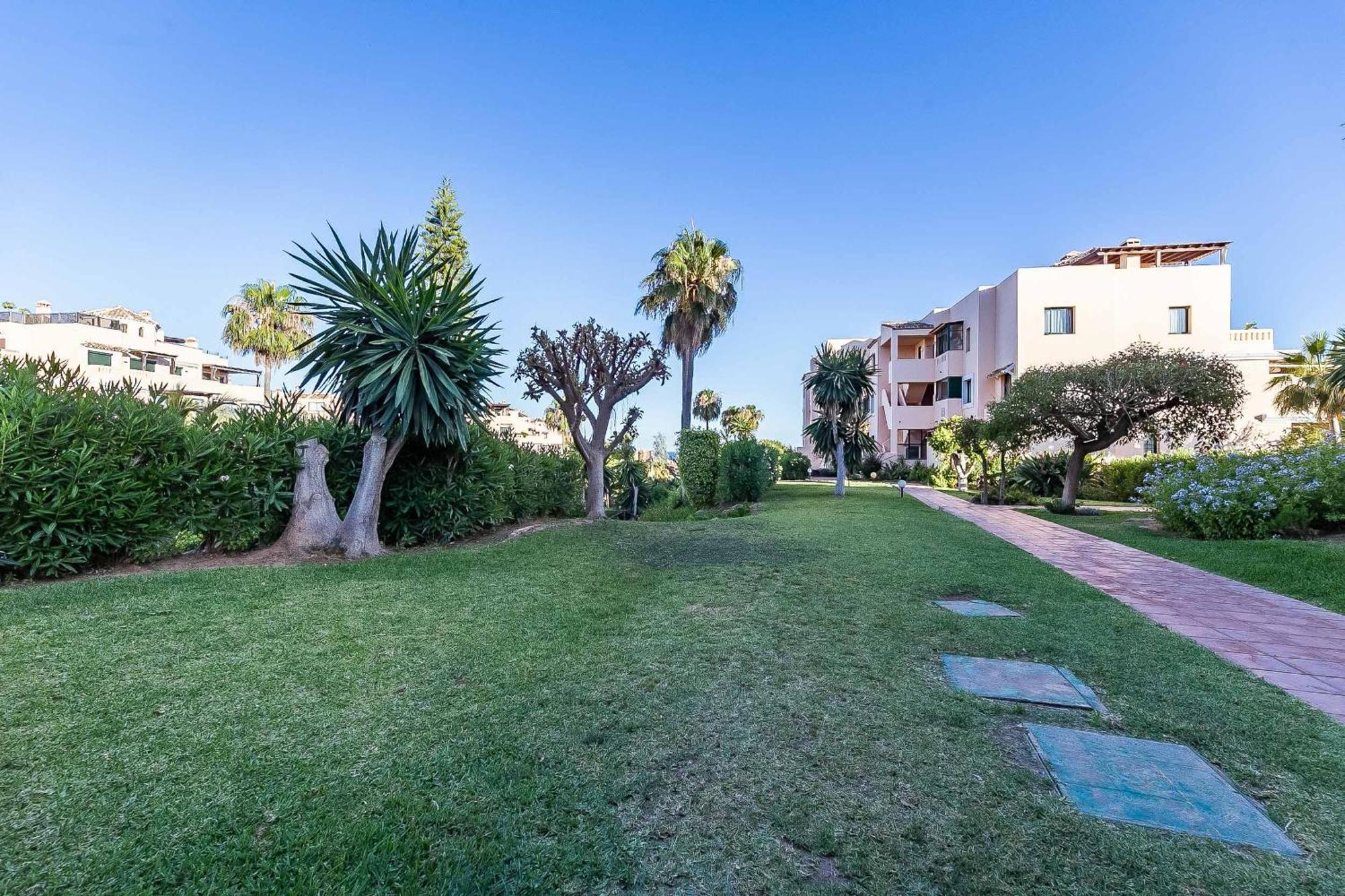 75-apartment With Views In Elviria, Marbella