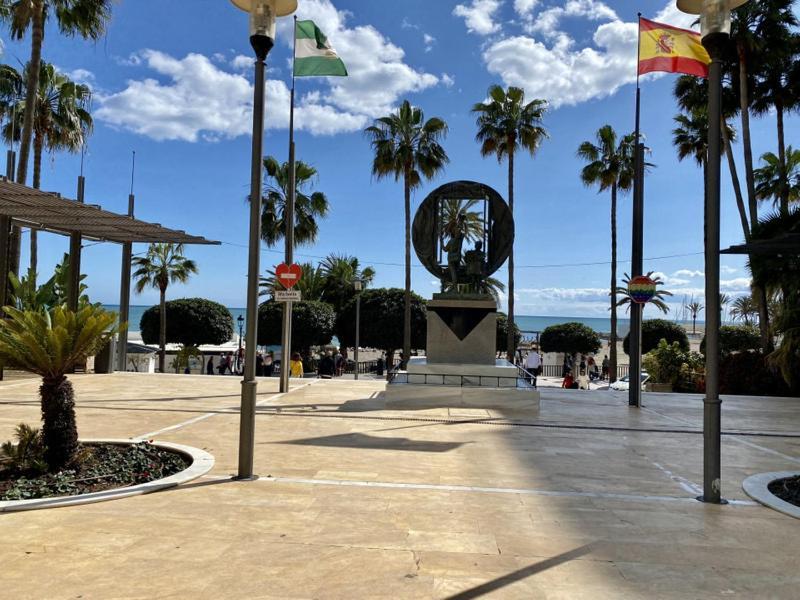 Sea Views In Heart Of By The Beach Marbella