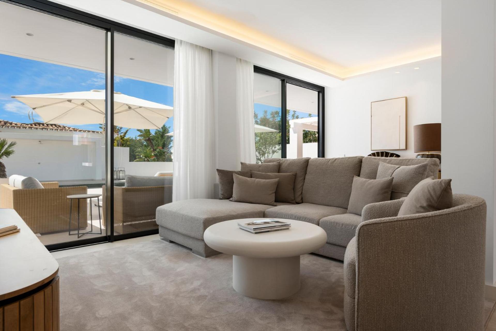 20600 - Luxurious Beachside Near *
