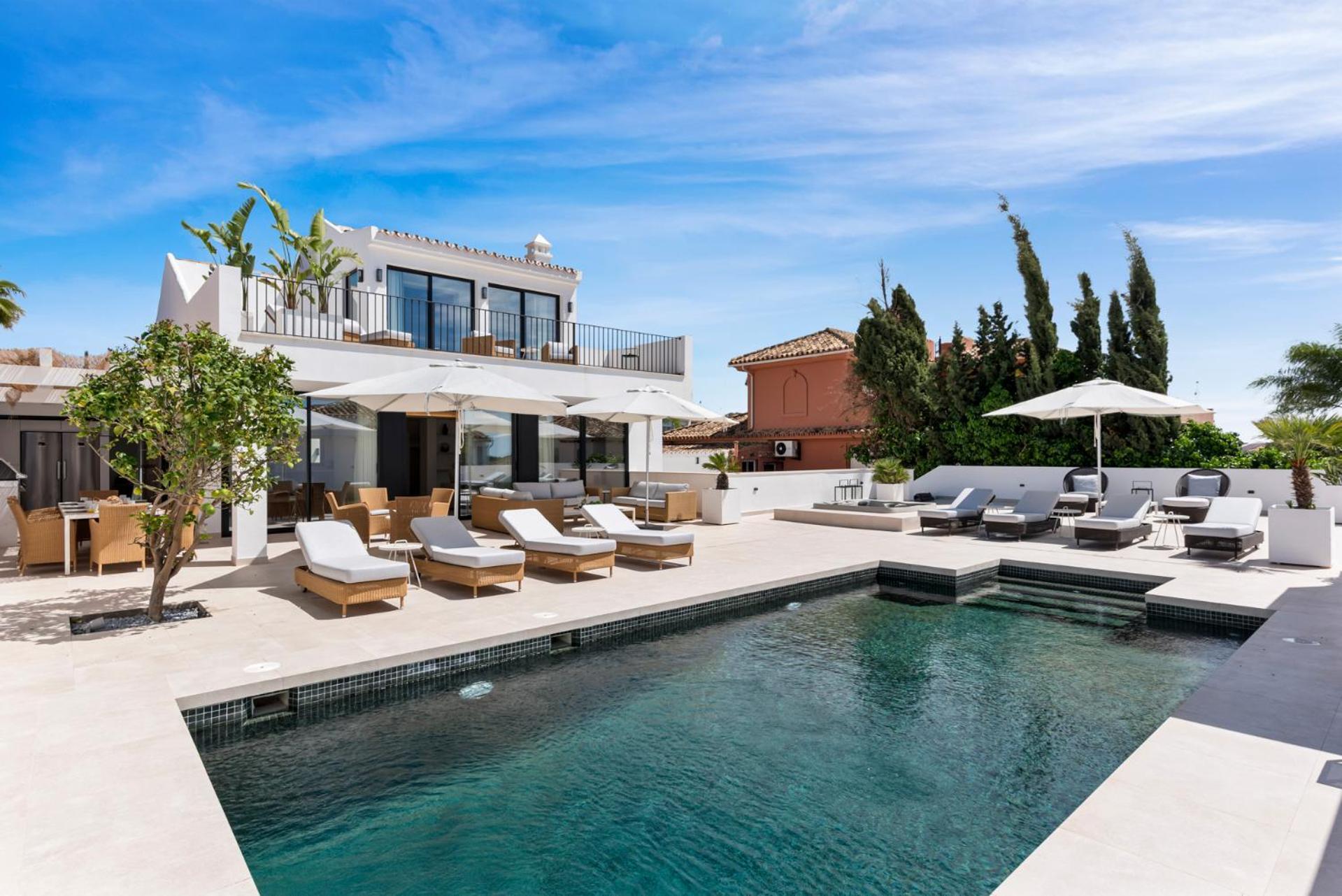 20600 - Luxurious Beachside Near Villa