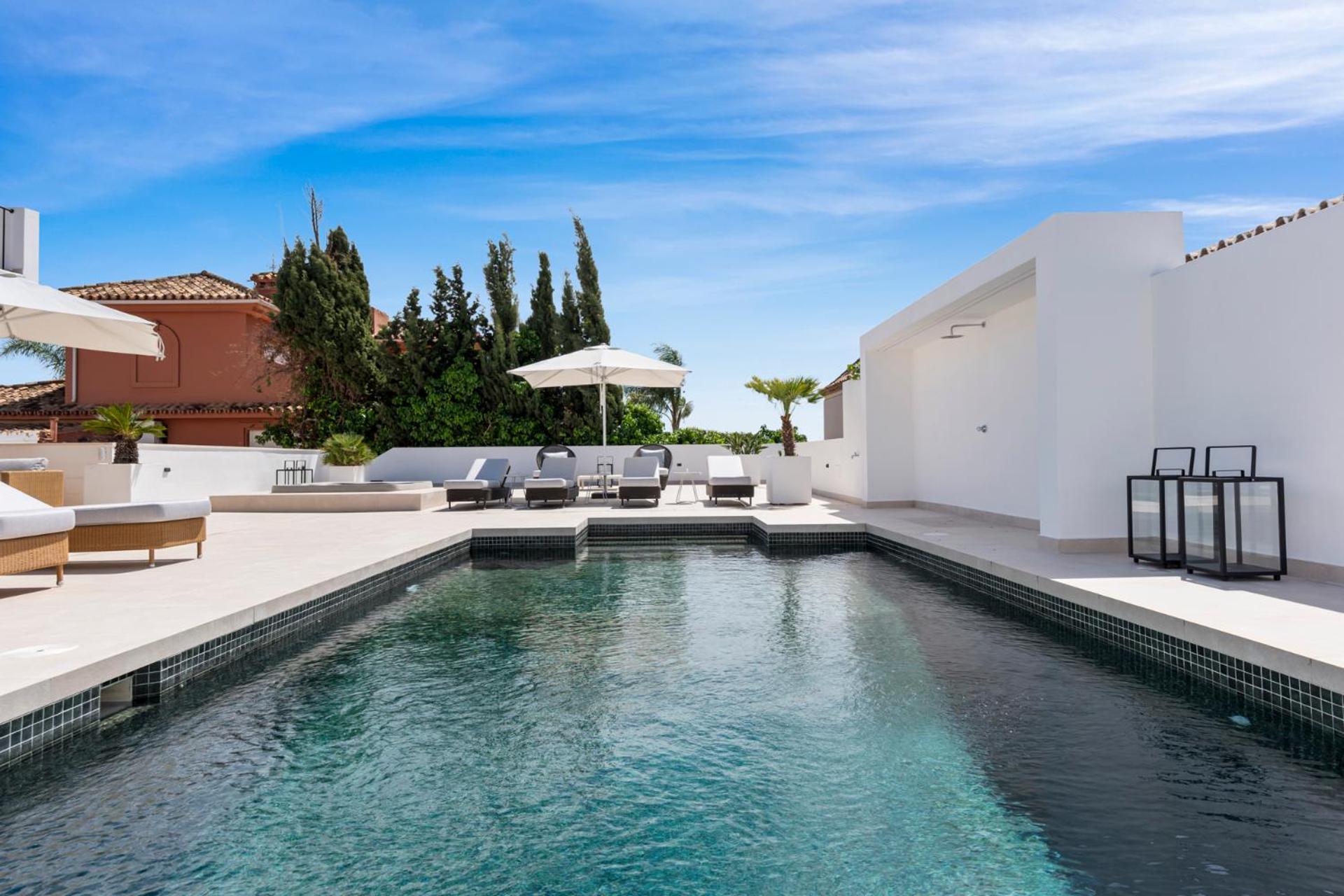 20600 - Luxurious Beachside Near Villa