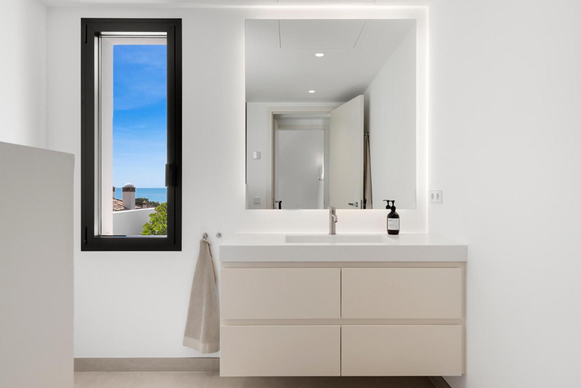 20600 - Luxurious Beachside Near Villa Marbella