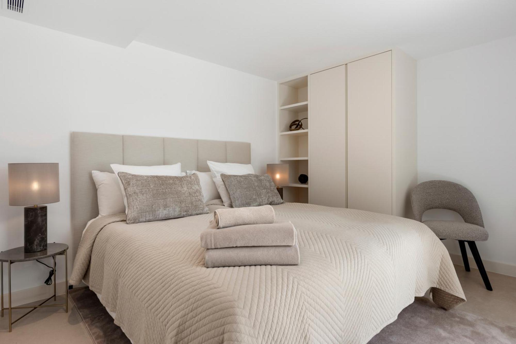 20600 - Luxurious Beachside Near