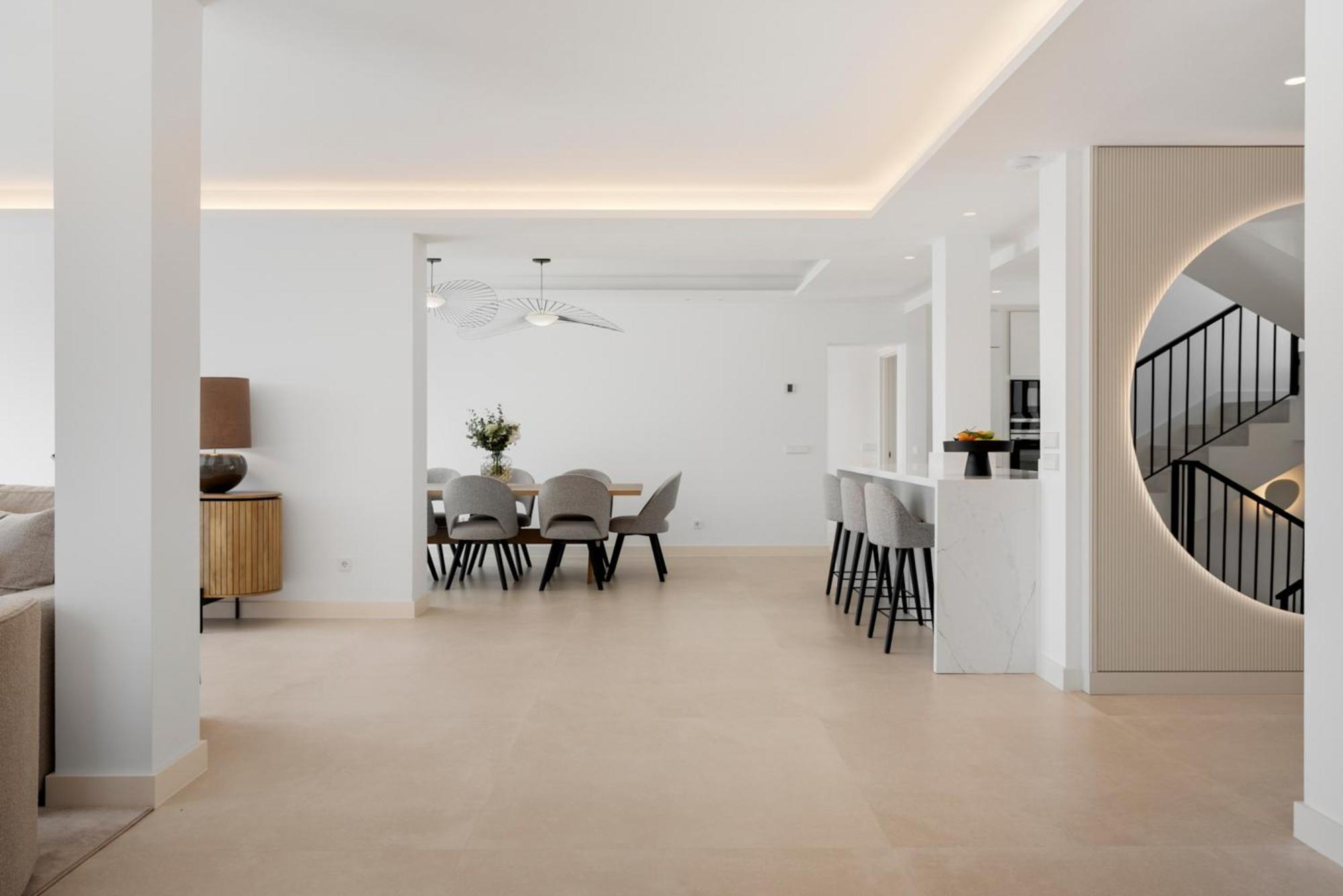 20600 - Luxurious Beachside Near Villa Marbella