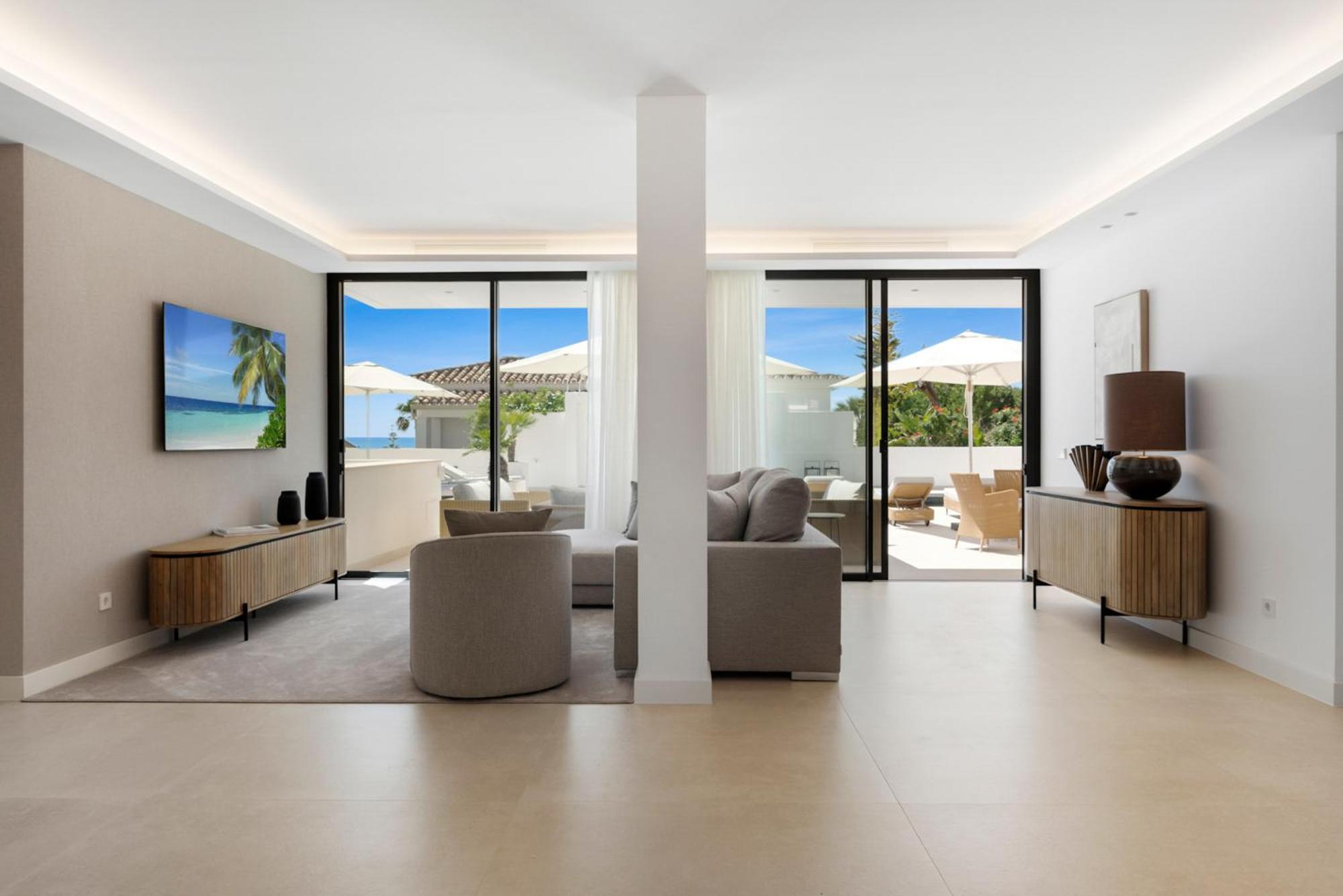 20600 - Luxurious Beachside Near
