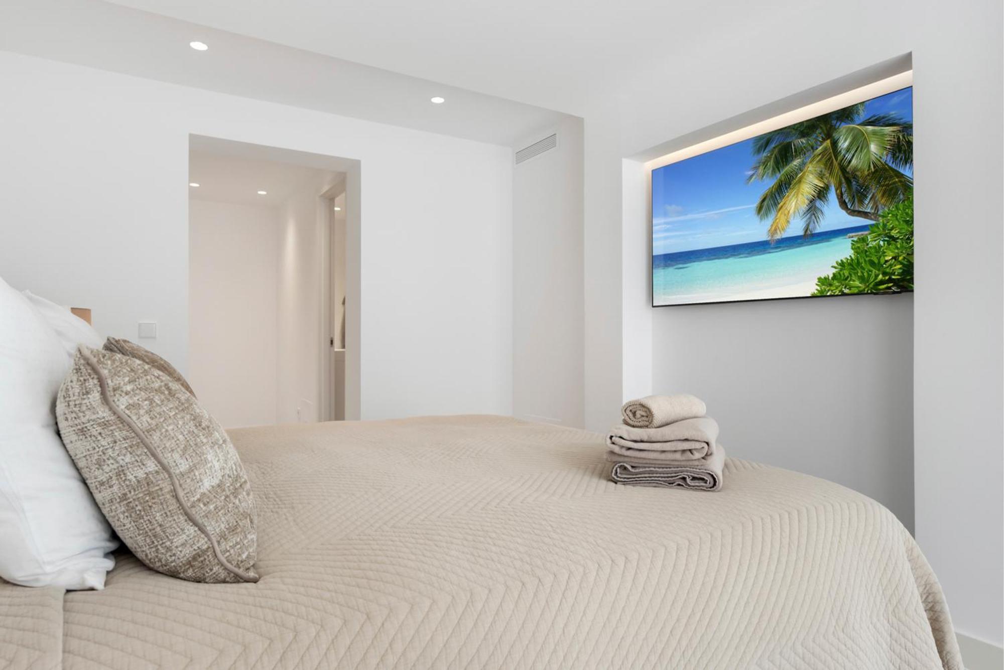 20600 - Luxurious Beachside Near Villa