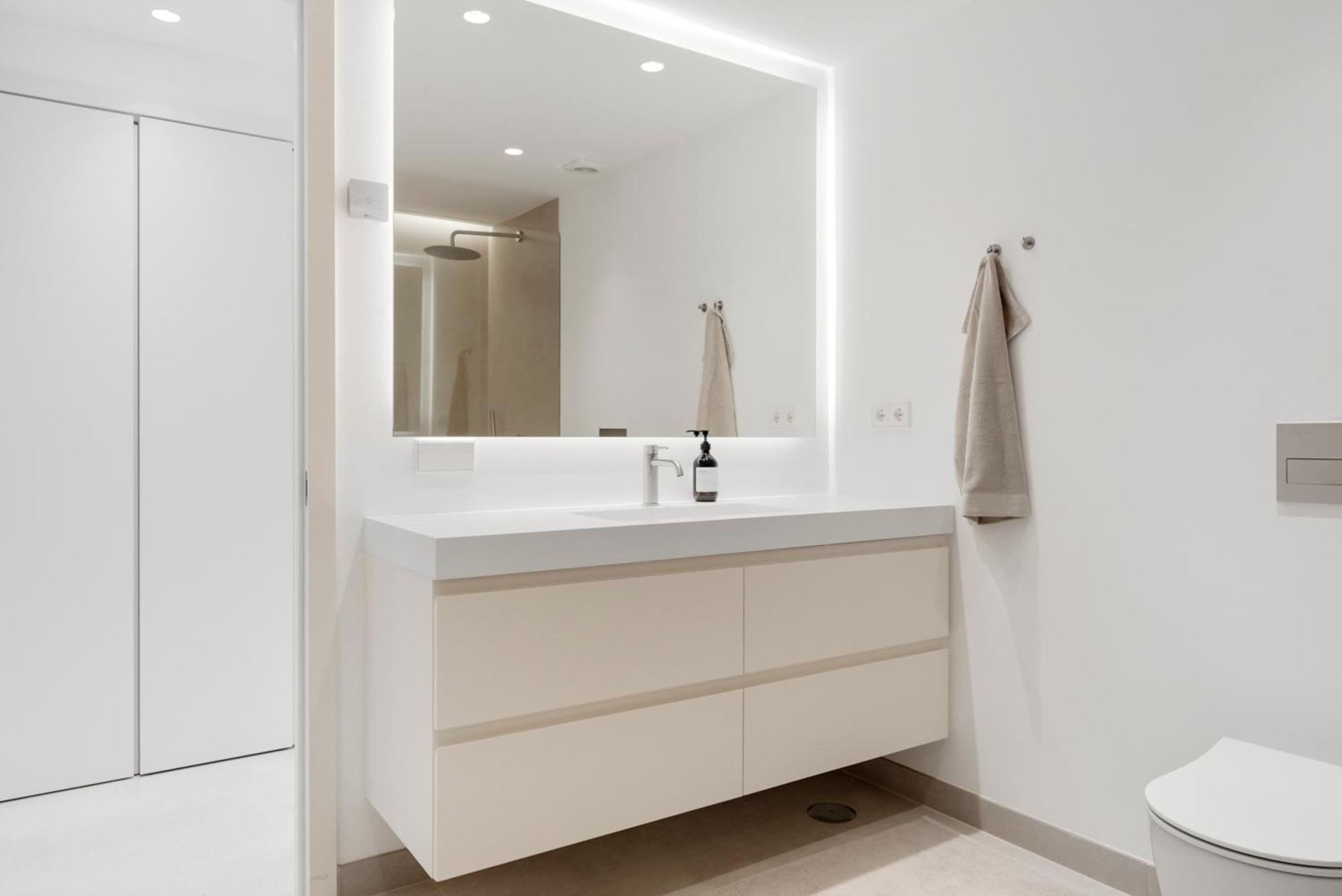20600 - Luxurious Beachside Near