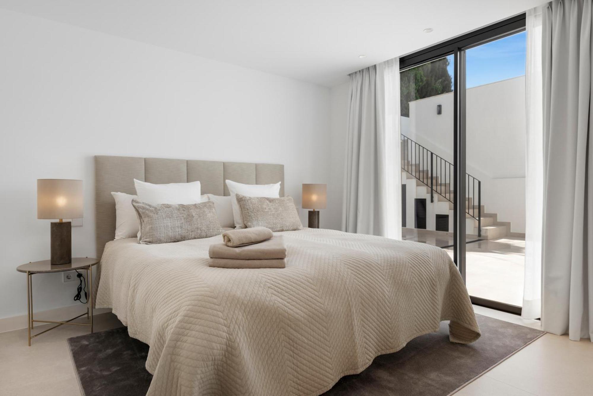 20600 - Luxurious Beachside Near