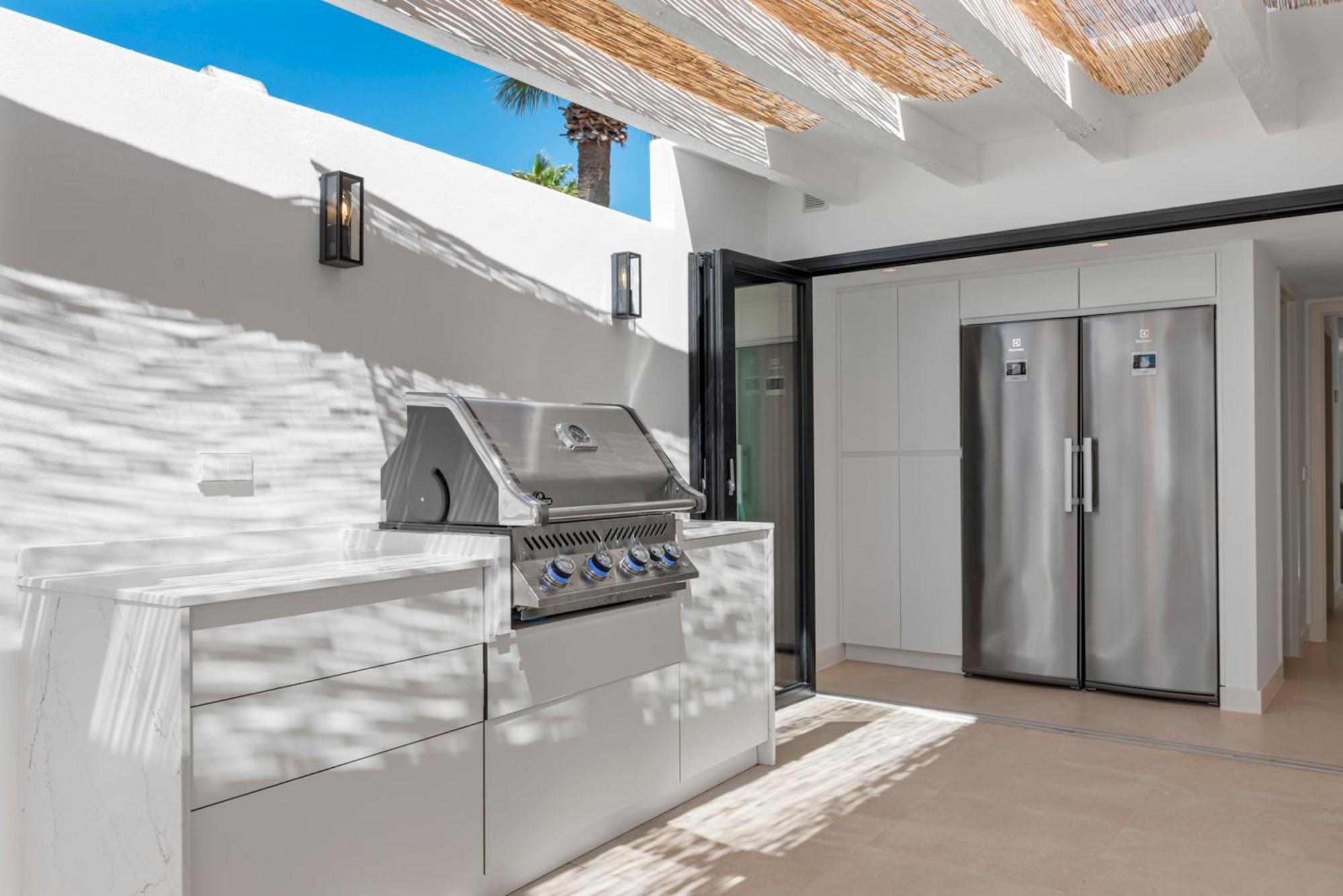 20600 - Luxurious Beachside Near Villa