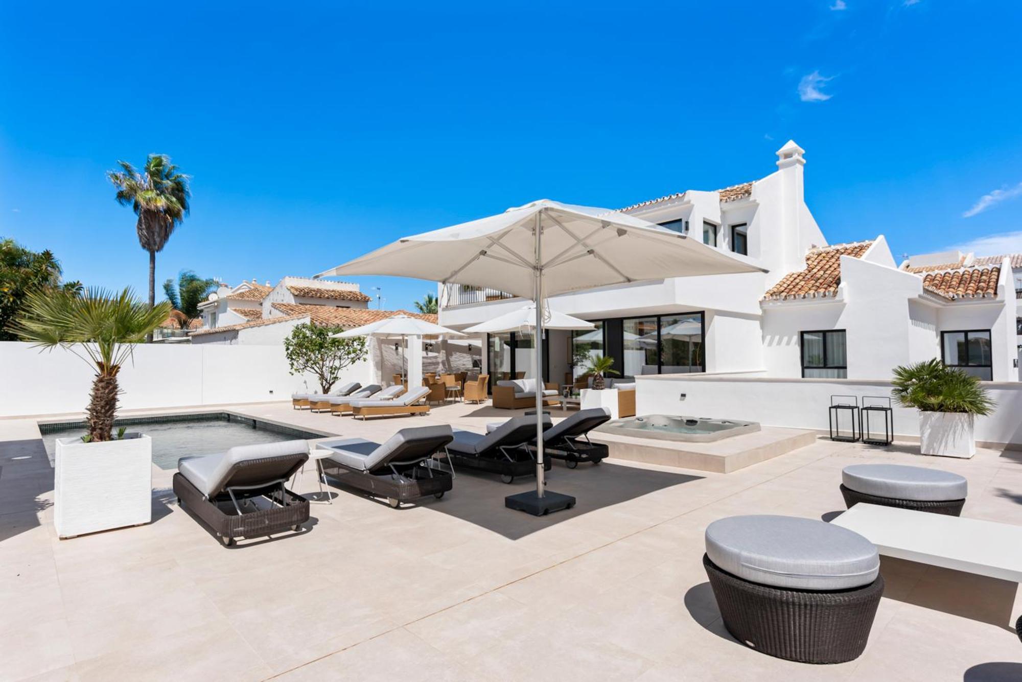 20600 - Luxurious Beachside Near *