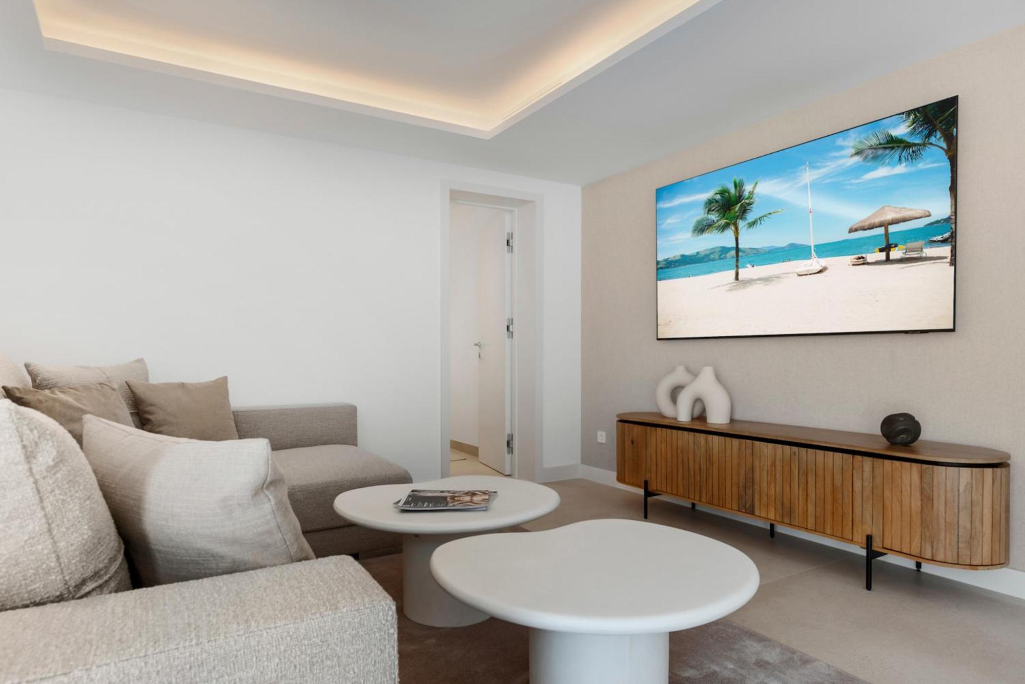 20600 - Luxurious Beachside Near