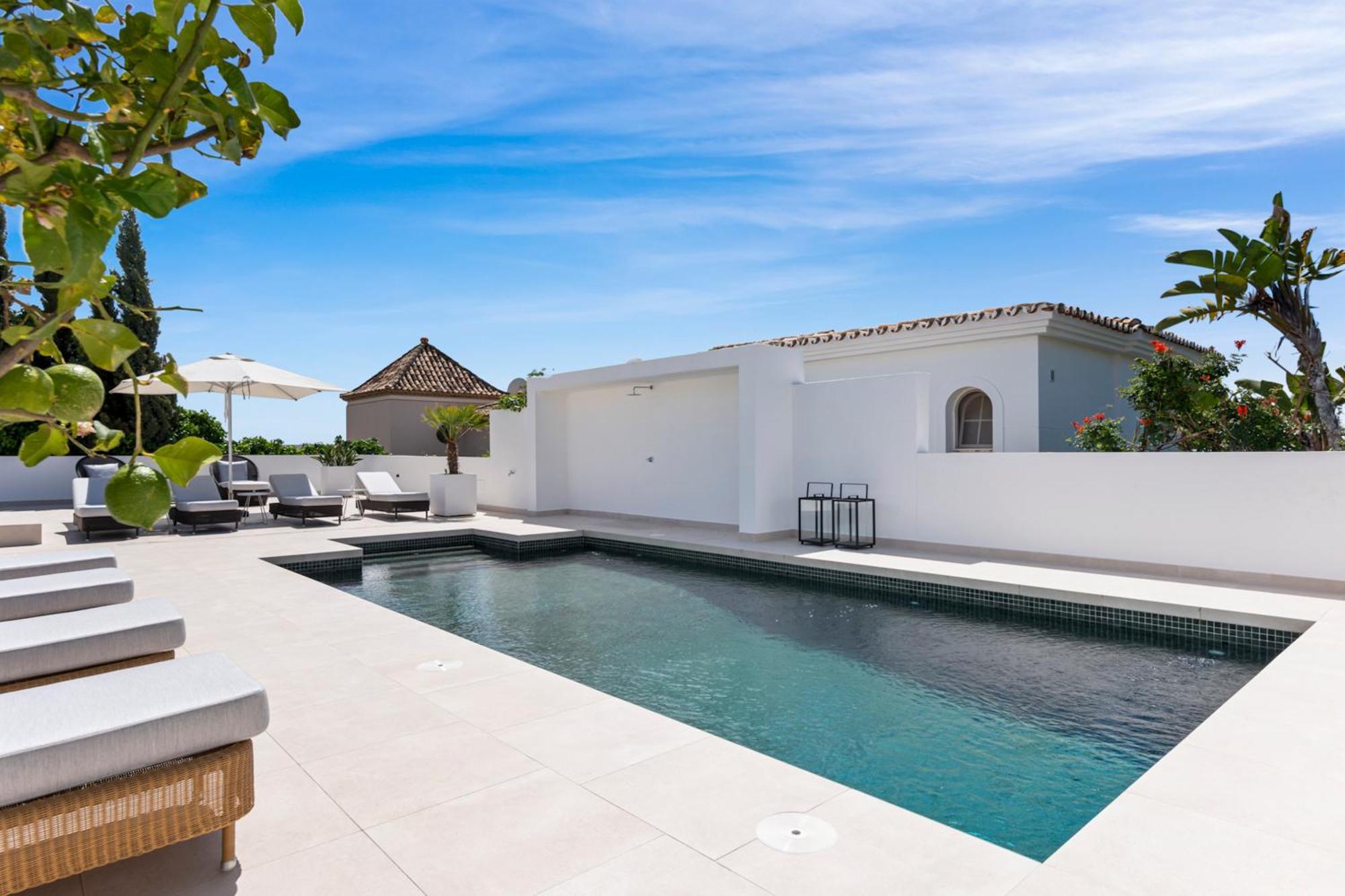 20600 - Luxurious Beachside Near Villa