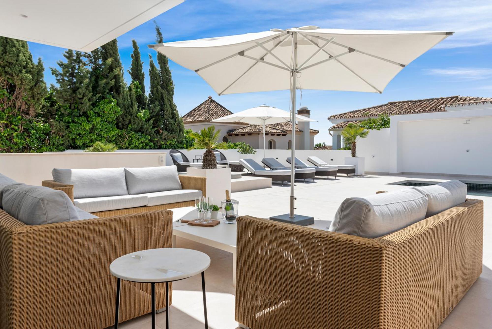 20600 - Luxurious Beachside Near