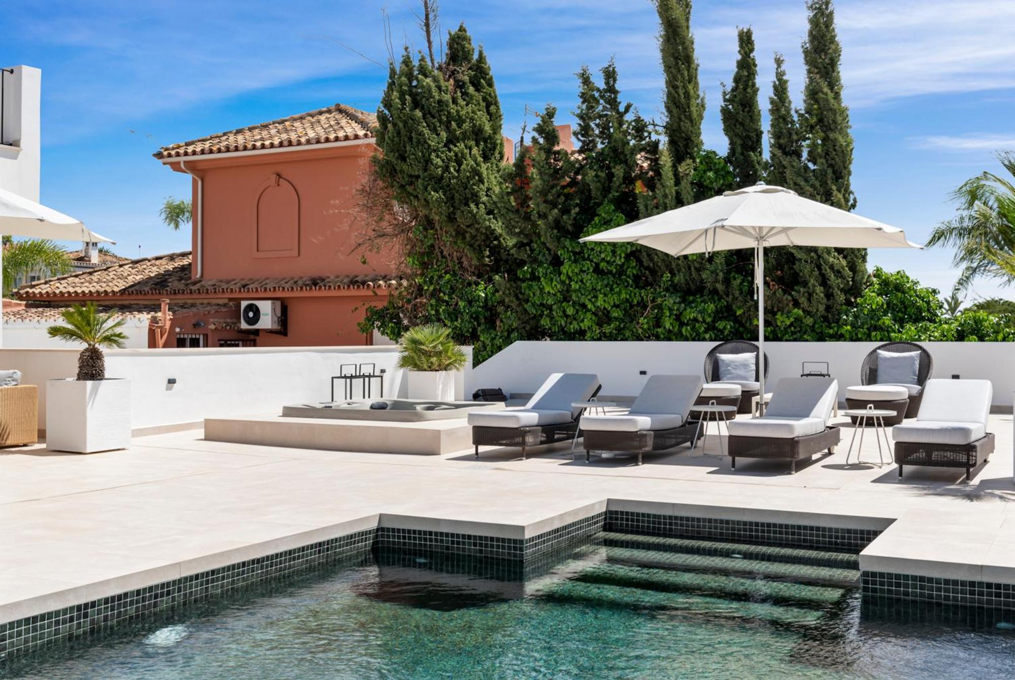 20600 - Luxurious Beachside Near