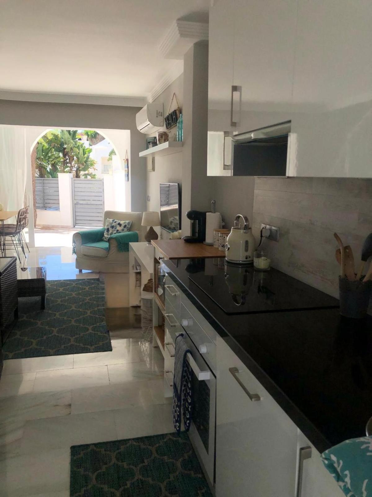 Casa Chico 2 Bedroom Townhouse 1 Mile From Marina & Beaches Marbella