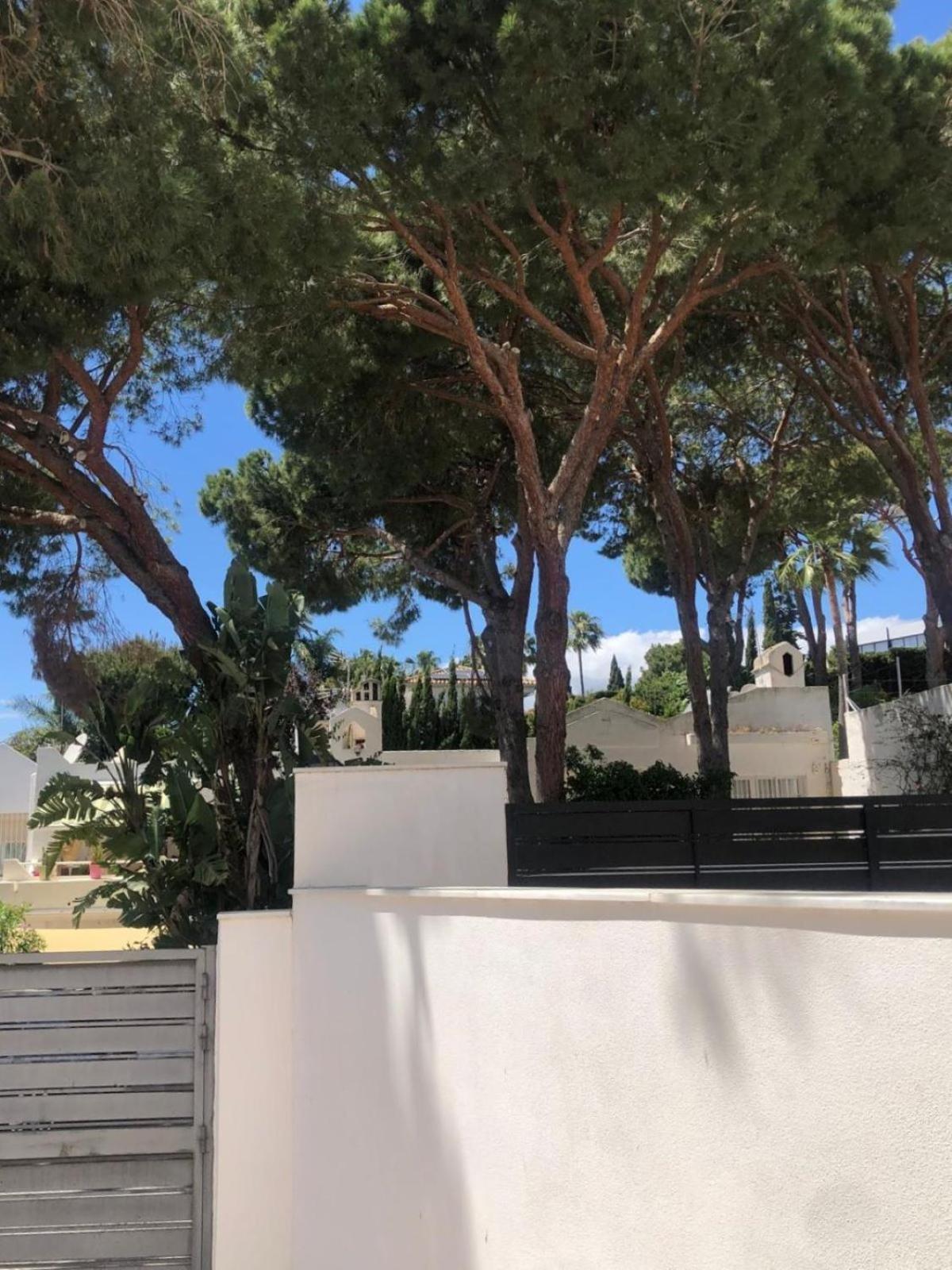Casa Chico 2 Bedroom Townhouse 1 Mile From Marina & Beaches Marbella