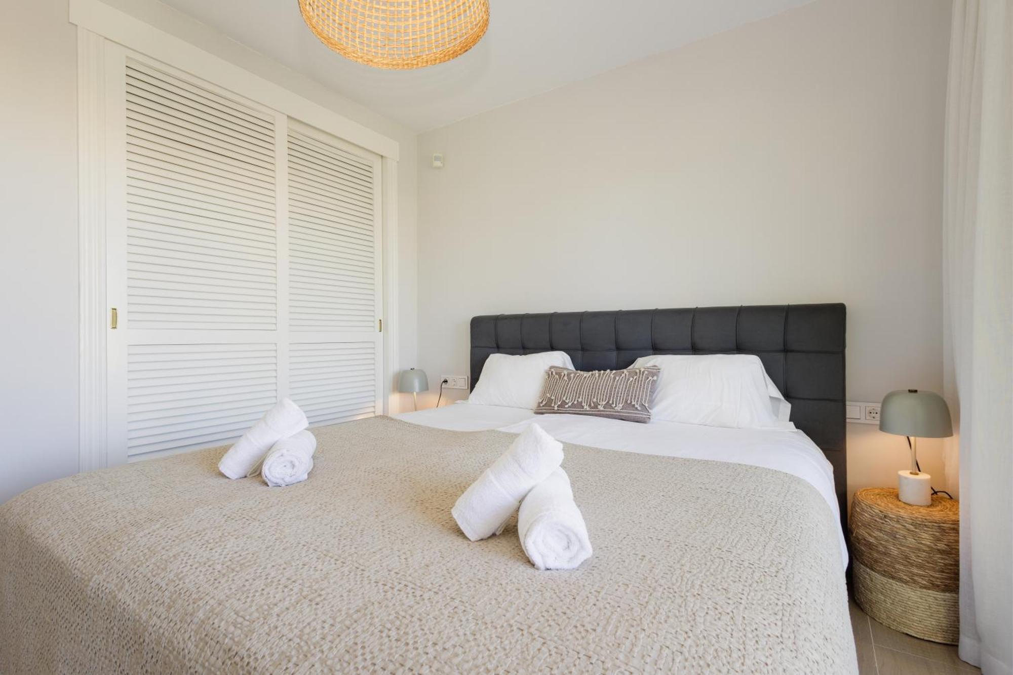With Direct Beach Access, In Hacienda Playa, Elviria Appartement