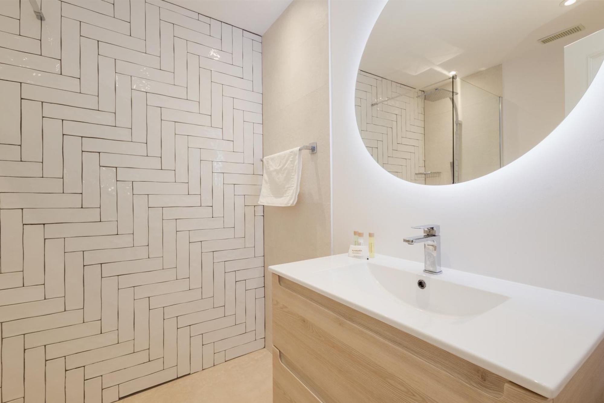 With Direct Beach Access, In Hacienda Playa, Elviria Appartement *
