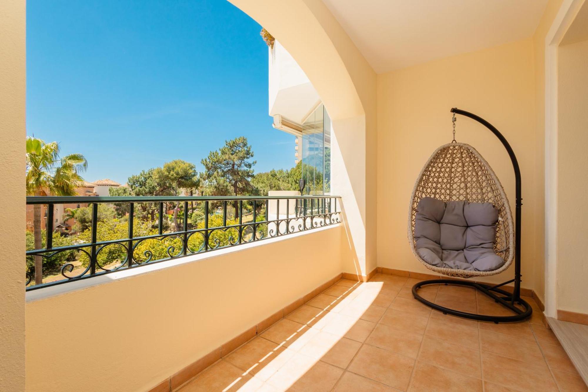 With Direct Beach Access, In Hacienda Playa, Elviria Appartement *